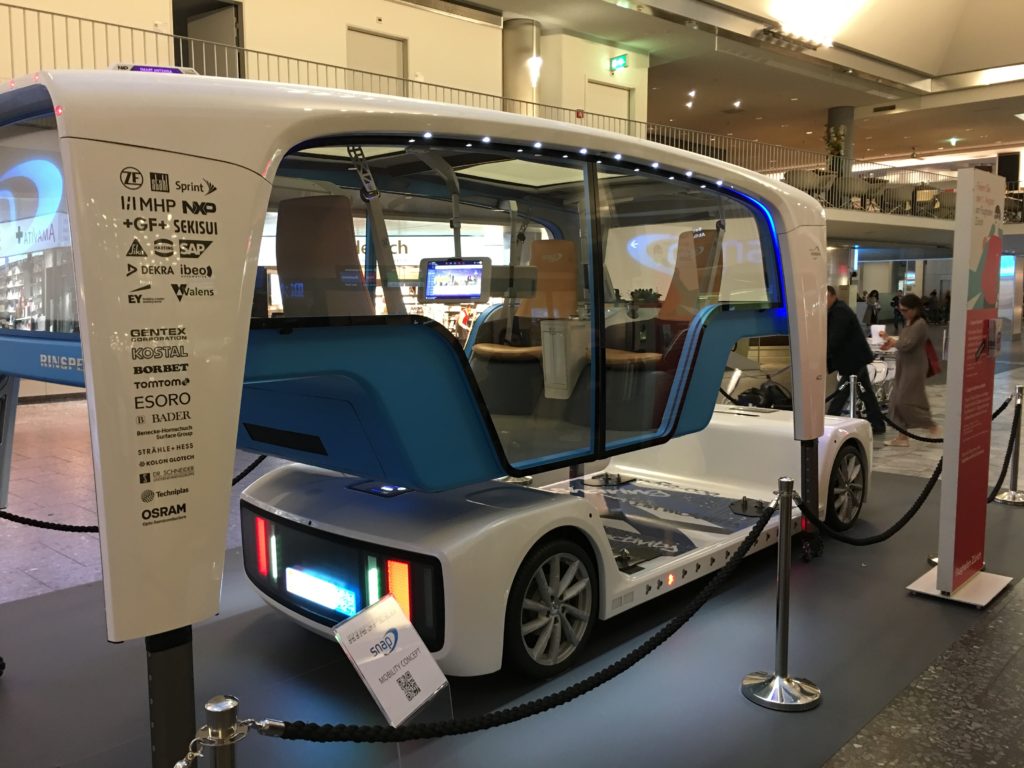 Autonomes Fahrzeug ausgestellt am Flughafen Zürich.